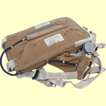 RAF GQ Parachute Pack & Harness - Click for the bigger picture