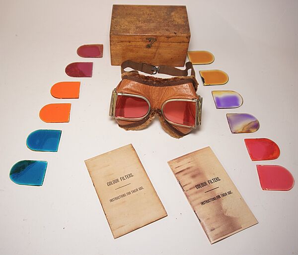 Royal Naval Air Service WWI Flying Filter Goggles - Click for the bigger picture