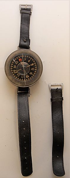 Luftwaffe AK39 Armbandkompass with extension strap - Click for the bigger picture